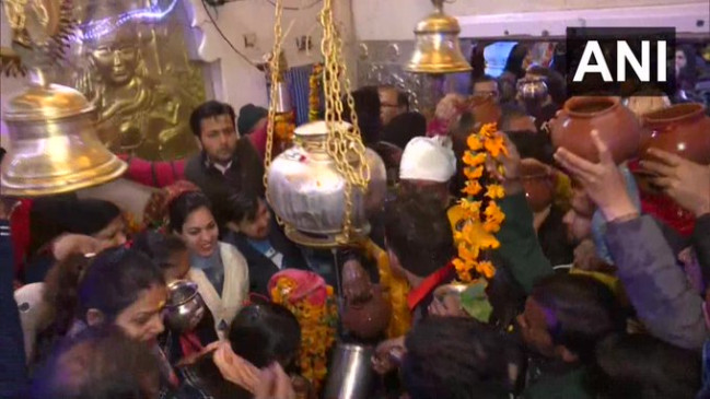 MahaShivRatri 2020: महाकालेश्वर से लेकर जम्मू-कश्मीर तक शिवालयों में लगा भक्तों का तांता MahaShivRatri 2020: महाकालेश्वर से लेकर जम्मू-कश्मीर तक शिवालयों में लगा भक्तों का तांता