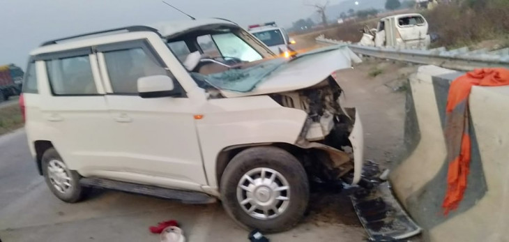 Returning home from engagement, car collides with railing, three killed, four injured Returning home from engagement, car collides with railing, three killed, four injured