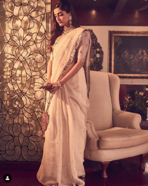 Classic: व्हाइट साड़ी और हैवी ज्वेलरी में स्टनिंग लगी सोनम, शेयर की फोटोज Classic: व्हाइट साड़ी और हैवी ज्वेलरी में स्टनिंग लगी सोनम, शेयर की फोटोज