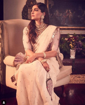 Classic: व्हाइट साड़ी और हैवी ज्वेलरी में स्टनिंग लगी सोनम, शेयर की फोटोज Classic: व्हाइट साड़ी और हैवी ज्वेलरी में स्टनिंग लगी सोनम, शेयर की फोटोज