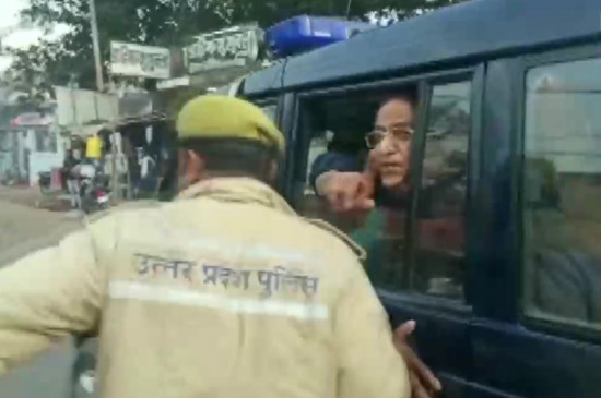 UP: आजम खान का योगी सरकार पर आरोप- मेरे साथ हो रहा आतंकियों जैसा सलूक UP: आजम खान का योगी सरकार पर आरोप- मेरे साथ हो रहा आतंकियों जैसा सलूक