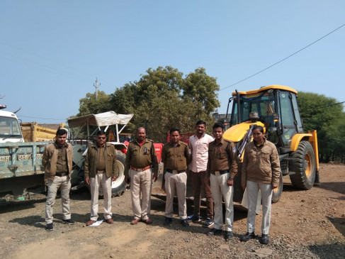 Tightening screws on sand mafia - 1 JCB, 1 truck and tractor seized