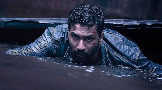 Bhoot Review: डराने में कामयाब नहीं हो सके विक्की कौशल, फनी लगेंगी दीवार पर रेंगती चुड़ैलें Bhoot Review: डराने में कामयाब नहीं हो सके विक्की कौशल, फनी लगेंगी दीवार पर रेंगती चुड़ैलें
