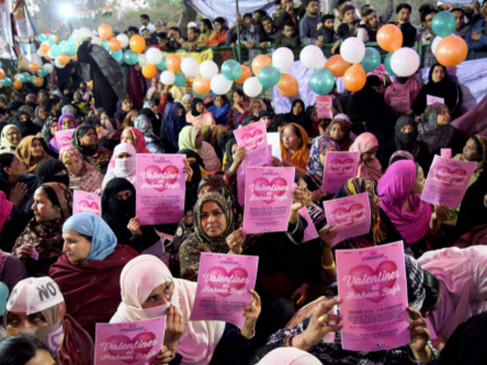 CAA Protest: वैलेंटाइंस-डे पर प्रधानमंत्री को ये गिफ्ट देना चाहती हैं शाहीनबाग प्रदर्शन में बैठी महिलाएं