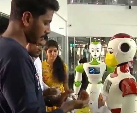 केरल: कोरोनावायरस का खौफ, कोच्चि के गांव में रोबोट बांट रहे सेनिटाइजर केरल: कोरोनावायरस का खौफ, कोच्चि के गांव में रोबोट बांट रहे सेनिटाइजर