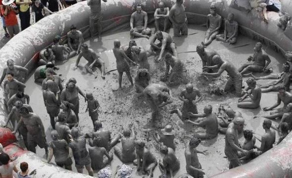 Holi 2020: भारत में ही नहीं इन देशों में भी खेली जाती है होली, कहीं कीचड़ तो कहीं संतरे का करते हैं उपयोग Holi 2020: भारत में ही नहीं इन देशों में भी खेली जाती है होली, कहीं कीचड़ तो कहीं संतरे का करते हैं उपयोग