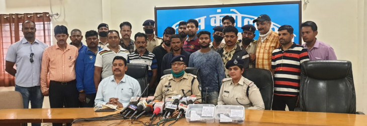 5 illegal arms dealers arrested - pistol knife recovered 5 illegal arms dealers arrested - pistol knife recovered