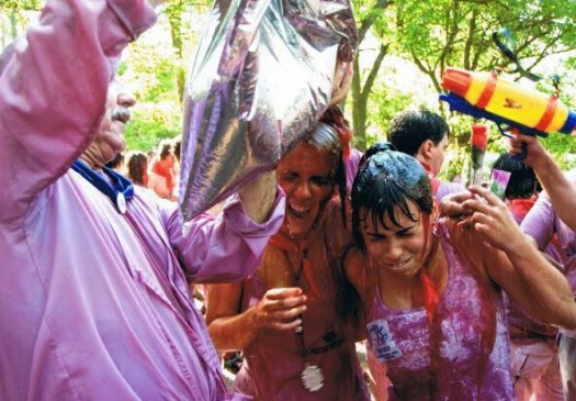Holi 2020: भारत में ही नहीं इन देशों में भी खेली जाती है होली, कहीं कीचड़ तो कहीं संतरे का करते हैं उपयोग Holi 2020: भारत में ही नहीं इन देशों में भी खेली जाती है होली, कहीं कीचड़ तो कहीं संतरे का करते हैं उपयोग