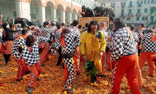 Holi 2020: भारत में ही नहीं इन देशों में भी खेली जाती है होली, कहीं कीचड़ तो कहीं संतरे का करते हैं उपयोग Holi 2020: भारत में ही नहीं इन देशों में भी खेली जाती है होली, कहीं कीचड़ तो कहीं संतरे का करते हैं उपयोग