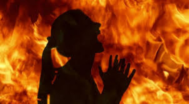 Crime: तेलंगाना में दुष्कर्म के बाद जलाया, गंभीर हालत में अस्पताल में भर्ती 17 वर्षीय किशोरी Crime: तेलंगाना में दुष्कर्म के बाद जलाया, गंभीर हालत में अस्पताल में भर्ती 17 वर्षीय किशोरी