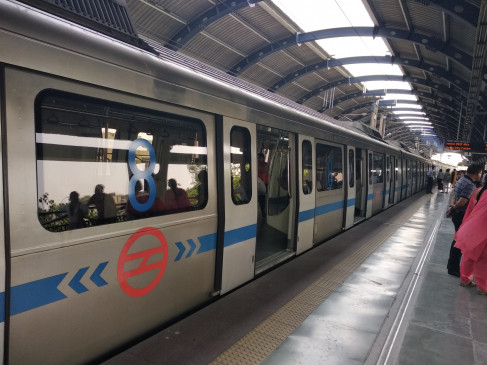 दिल्ली मेट्रो में भी किया जा रहा सामाजिक दूरी का अनुसरण 