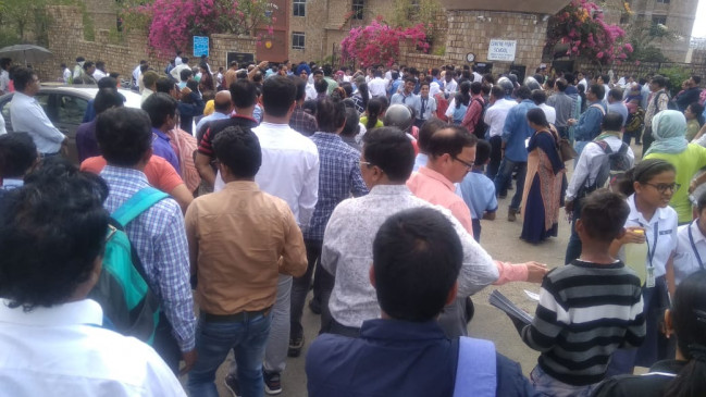कोरोना मरीज की बेटी के स्कूल में जा धमके परिजन, लगी भारी भीड़
