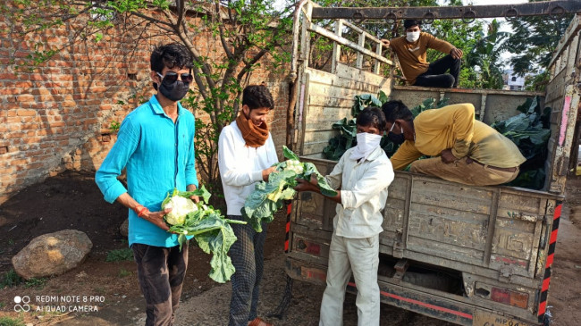 Farmers are distributing free vegetables to the needy, advising people not to leave the house Farmers are distributing free vegetables to the needy, advising people not to leave the house