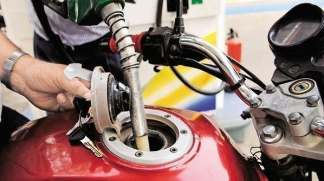 Fuel Price: 12 रुपए तक गिर सकते हैं पेट्रोल के दाम, कोरोना के प्रकोप से कच्चे तेल में कमजोरी का असर Fuel Price: 12 रुपए तक गिर सकते हैं पेट्रोल के दाम, कोरोना के प्रकोप से कच्चे तेल में कमजोरी का असर