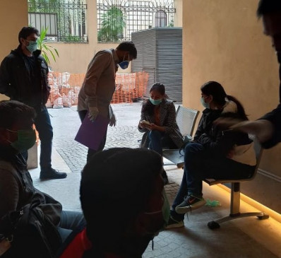 Group tour stopped in Mumbai
