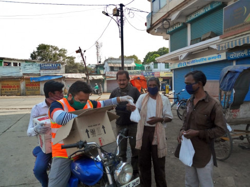 Indian Red Cross Society, social organizations and service-minded people giving help to the needy Indian Red Cross Society, social organizations and service-minded people giving help to the needy