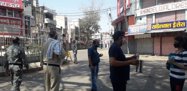 Janata curfew: father and daughter drink tea to policemen deployed in security Janata curfew: father and daughter drink tea to policemen deployed in security