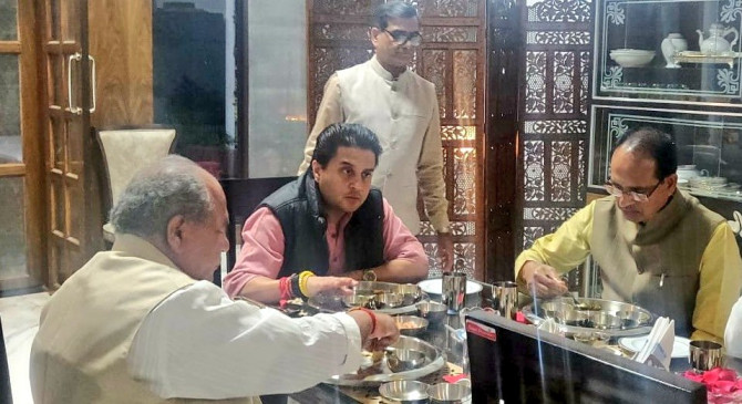 Politics: शिवराज ने कमलनाथ को रावण और सिंधिया को बताया विभीषण, कांग्रेस ने कसा तंज Politics: शिवराज ने कमलनाथ को रावण और सिंधिया को बताया विभीषण, कांग्रेस ने कसा तंज