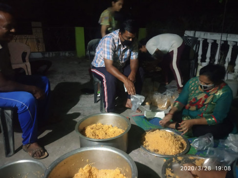 No poor and needy starve in the city, so the whole family of Arul Das gathered to cook food, distributed 300 packets. No poor and needy starve in the city, so the whole family of Arul Das gathered to cook food, distributed 300 packets.