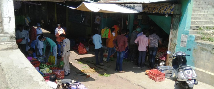 People gathered to pick vegetables, petrol, grocery as early as 12 oclock - it was deserted in the morning People gathered to pick vegetables, petrol, grocery as early as 12 oclock - it was deserted in the morning
