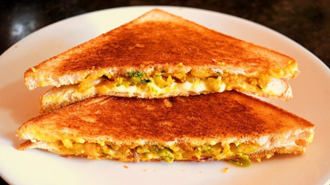 RECIPE: बोरिंग सैंडविच को दें चटपटा स्वाद, घर पर बनाएं आलू मसाला सैंडविच
