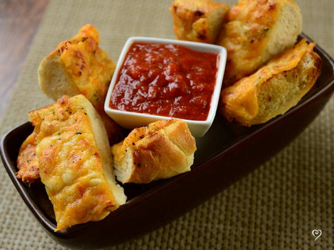 RECIPE: ब्रेड से स्नैंक्स को बनाएं परफेक्ट, घर पर बनाएं टेस्टी गार्लिक चीज ब्रेड