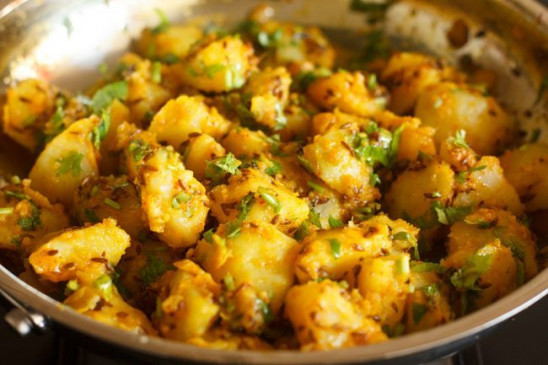 RECIPE: घर पर लाएं रेस्टोरेंट का स्वाद, झटपट से बनाएं जीरा आलू