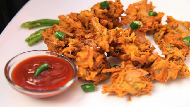 RECIPE: चटपटे नाश्ते से है प्यार तो आसान स्टेप से बनाएं प्याज के पकौड़े