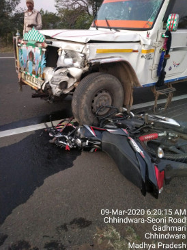 Road accident: pickup collides with bike, painful death of 3 Road accident: pickup collides with bike, painful death of 3