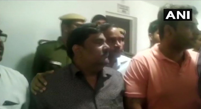 दिल्ली हिंसा: आईबी ऑफिसर की हत्या के आरोपी ताहिर हुसैन का कोर्ट में सरेंडर, क्राइम ब्रांच ने किया गिरफ्तार