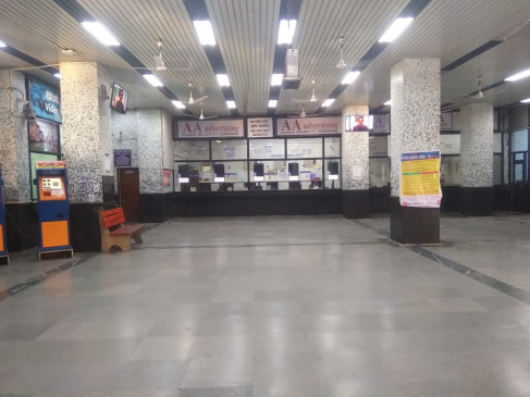 The effect of public curfew - ISBT is listened to, no one is seen except the chauffeur and driver The effect of public curfew - ISBT is listened to, no one is seen except the chauffeur and driver