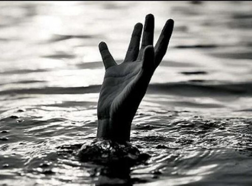 नर्मदा के पंचवटी घाट में कूदी महिला आधा किमी. दूर सरस्वतीघाट में जिंदा निकली नर्मदा के पंचवटी घाट में कूदी महिला आधा किमी. दूर सरस्वतीघाट में जिंदा निकली