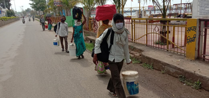 नागपुर से पैदल लौट रहे मजदूर - मौसम ने भी किया परेशान 