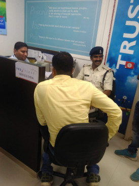 Yash Bank crowds of customers since morning, till April 3, notice of withdrawing only 50 thousand cash Yash Bank crowds of customers since morning, till April 3, notice of withdrawing only 50 thousand cash