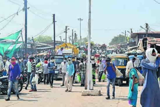 As soon as the discount is received, the crowd in Gandhiganj and Sabzi Mandi, social distancing