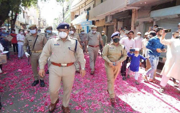 लोगों ने पुलिस पर की फूलों की बारिश, देखें वीडियो लोगों ने पुलिस पर की फूलों की बारिश, देखें वीडियो