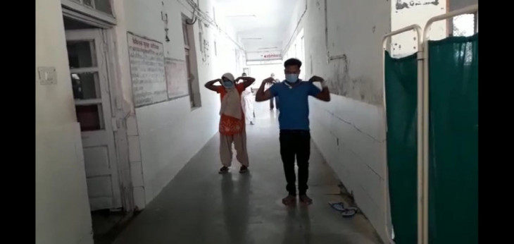 Corona positive patients start the day praying and exercising