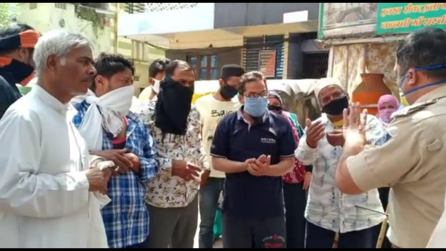 हद है: इंदौर में कोरोना संदिग्ध महिला को मेडिकल के लिए लेने गई टीम पर पथराव, दिल्ली के क्वारैंटाइन सेंटर में चिकित्सक पर थूका हद है: इंदौर में कोरोना संदिग्ध महिला को मेडिकल के लिए लेने गई टीम पर पथराव, दिल्ली के क्वारैंटाइन सेंटर में चिकित्सक पर थूका