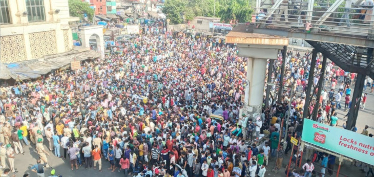 लॉकडाउन ताक पर: घर जाने की आस में सड़कों निकले भूखे मजदूर, पुलिस ने मुंबई में लाठी भांजी, सूरत में वापस भगाया