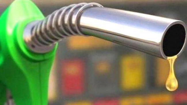 Fuel Price: लॉकडाउन बढ़ने के बाद इस कीमत में मिल रहा पेट्रोल-डीजल 