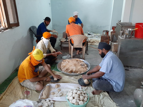 लाॅक डाउन :  जरूरतमंदों की मदद के लिए मील पत्थर साबित हो रहा गुरू का लंगर