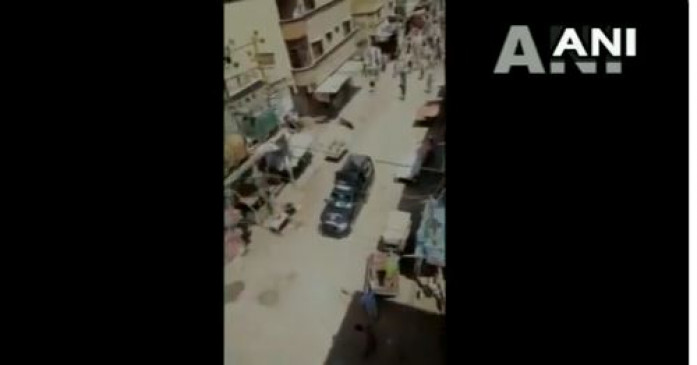 पाकिस्तान: कराची में जुमे की नमाज से रोकना पुलिस को पड़ा महंगा, लोगों ने दौड़ा-दौड़ा कर पीटा