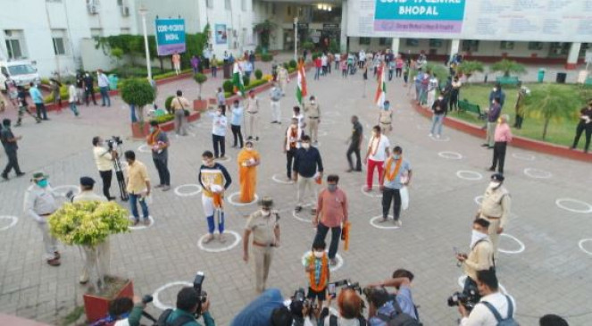 Coronavirus in MP: भोपाल में एक साथ 44 मरीज स्वस्थ हुए, श्योपुर में स्क्रीनिंग करने गए दल पर पथराव, पुलिस जवान घायल Coronavirus in MP: भोपाल में एक साथ 44 मरीज स्वस्थ हुए, श्योपुर में स्क्रीनिंग करने गए दल पर पथराव, पुलिस जवान घायल