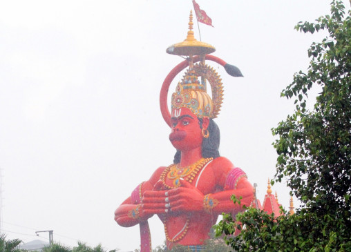  अयोध्या के मंदिर में भगवान हनुमान की नई प्रतिमा स्थापित 