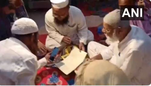 लॉकडाउन: वीडियो कॉल के जरिए हुआ निकाह, दूल्हा-दुल्हन ने एक दूसरे से कहा- कबूल है लॉकडाउन: वीडियो कॉल के जरिए हुआ निकाह, दूल्हा-दुल्हन ने एक दूसरे से कहा- कबूल है