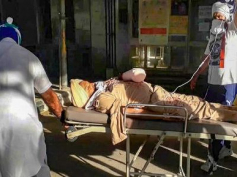 पंजाब लॉकडाउन: पटियाला में निहंगों ने काट दिया था ASI का हाथ, डॉक्टरों ने साढ़े सात घंटे में जोड़ा पंजाब लॉकडाउन: पटियाला में निहंगों ने काट दिया था ASI का हाथ, डॉक्टरों ने साढ़े सात घंटे में जोड़ा