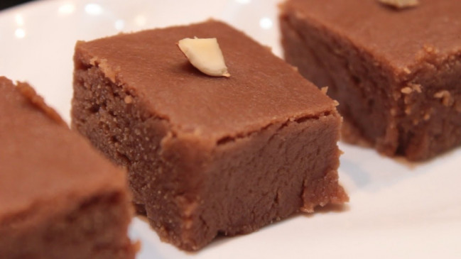 RECIPE: खाने के बाद हो मीठे की डिमांड तो 2 मिनट में बनाएं चॉकलेट बर्फी RECIPE: खाने के बाद हो मीठे की डिमांड तो 2 मिनट में बनाएं चॉकलेट बर्फी