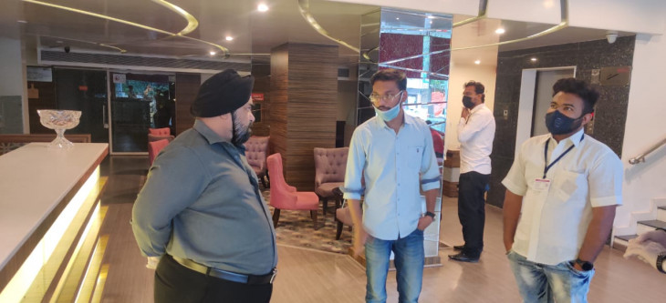 The doctors were greeted with applause as soon as they reached the hotel The doctors were greeted with applause as soon as they reached the hotel