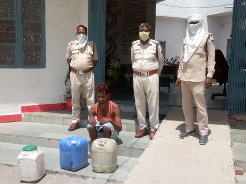 Two arrested with 65 liters of raw liquor
