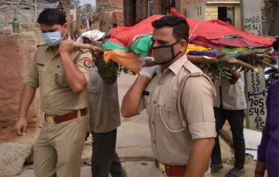 सहारनपुर: बेसहारा महिला की मौत होने पर बेटे बने पुलिसवाले, कंधा देकर किया अंतिम संस्कार